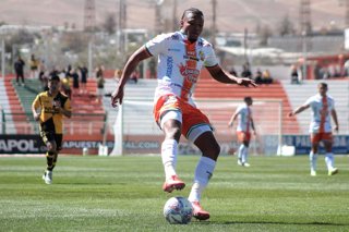 Futbol, Cobresal vs Coquimbo Unido. Fecha 23, Liga de Primera 2026. El jugador de Cobresal Janpol Morales, centro, es fotografiado durante el partido de la Liga de Primera contra Coquimbo Unido disputado en el estadio El Cobre de El Salvador,