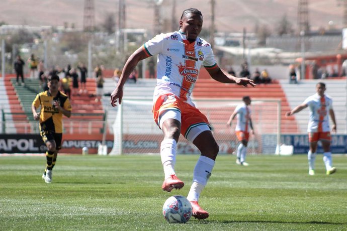 Futbol, Cobresal vs Coquimbo Unido. Fecha 23, Liga de Primera 2026. El jugador de Cobresal Janpol Morales, centro, es fotografiado durante el partido de la Liga de Primera contra Coquimbo Unido disputado en el estadio El Cobre de El Salvador,