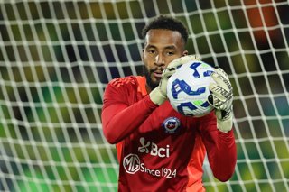 Futbol, Brasil vs Chile. Eliminatorias al mundial de la Fifa 2026. El jugador de la seleccion Chilena, Lawrence Vigouroux, controla el balon previo al partido clasificatorio al mundial de 2026 contra la seleccion de Brasil, realizado en el estadio