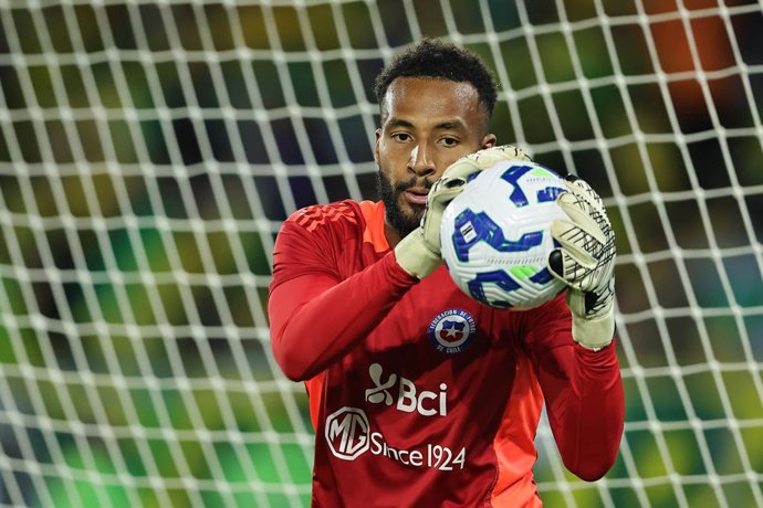 Futbol, Brasil vs Chile. Eliminatorias al mundial de la Fifa 2026. El jugador de la seleccion Chilena, Lawrence Vigouroux, controla el balon previo al partido clasificatorio al mundial de 2026 contra la seleccion de Brasil, realizado en el estadio