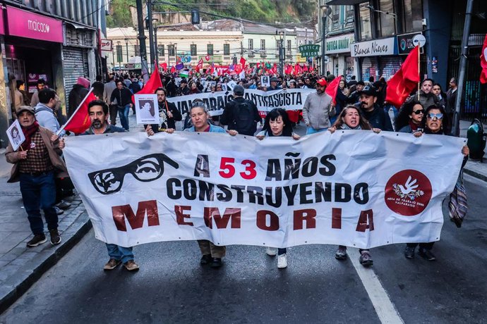 11 de setembro de 2026, Valparaíso, Chile: Manifestantes entoam slogans e seguram uma faixa expressando sua opinião durante uma marcha de protesto em comemoração ao 53º aniversário do golpe de Estado em Valparaíso, no Chile.