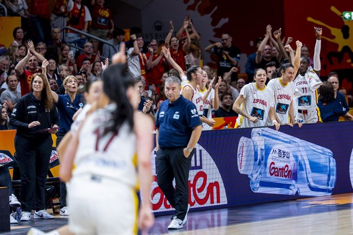 El seleccionador español de baloncesto femenino, Miguel Méndez, en el España-Estados Unidos del Mundial 2026