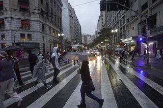 Archivo - Lluvias intensas caen sobre São Paulo (Brasil), lo que provoca que las calles estén mojadas y que la visibilidad se vea reducida durante una fuerte tormenta.