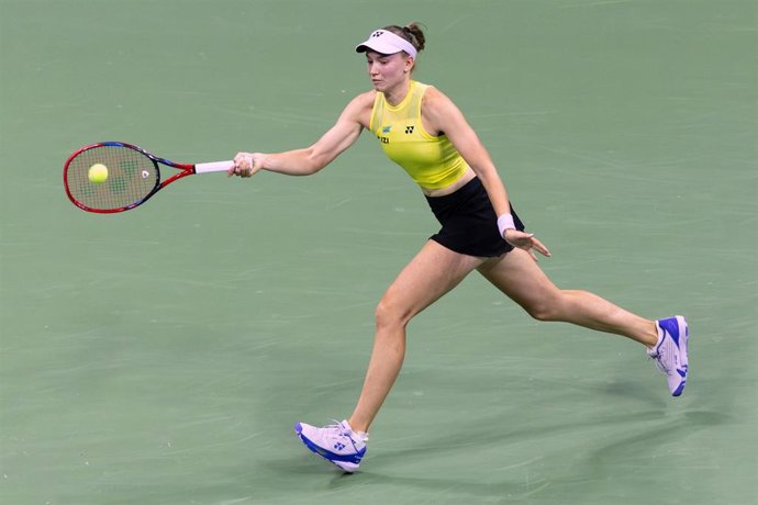 Elena Rybakina, de Kazajistán, durante su semifinal femenina del US Open ante la estadounidense Coco Gauff en la Arthur Ashe