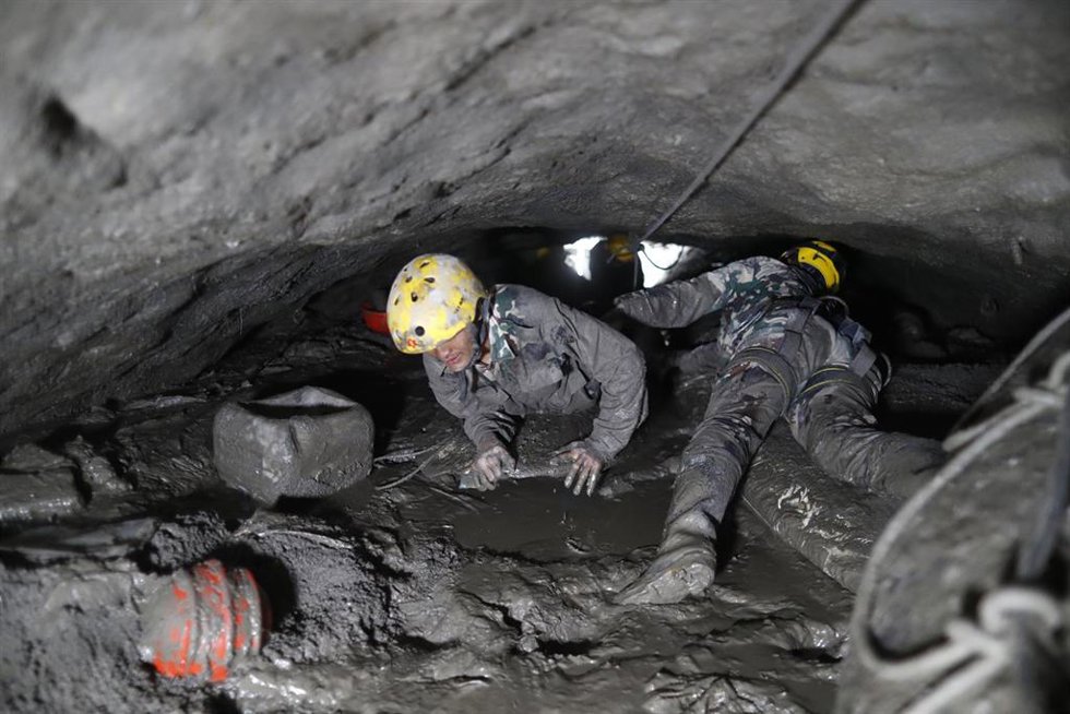 Archivo -  Miembros del Ejército nepalí llevan a cabo una operación de búsqueda y rescate en el interior de la central hidroeléctrica de Chilime, 16 días después de la mortífera crecida repentina y el deslizamiento de tierra ocurridos en Rasuwa, Nepal,