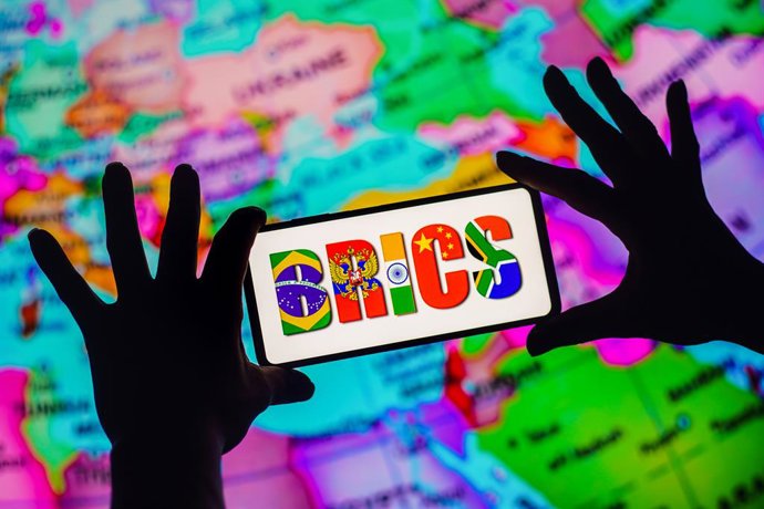Archivo - Arquivo - 27 de setembro de 2022, Brasil: Nesta ilustração fotográfica, o logotipo do BRICS é exibido em um smartphone.