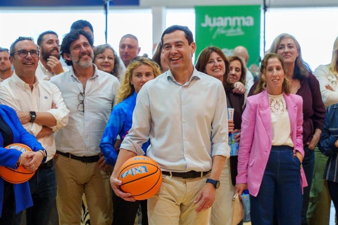 Archivo - El presidente del PP de Andalucía y candidato a la reelección a la Presidencia de la Junta, Juanma Moreno,  durante un encuentro con deportistas de la provincia de Málaga. A 6 de mayo de 2026 en Fuengirola, Málaga (Andalucía, España). 