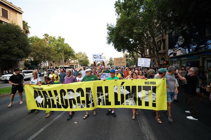 Archivo - Decenas de personas durante una manifestación contra la saturación turística, a 26 de julio de 2026, en Palma de Mallorca, Islas Baleares (España).