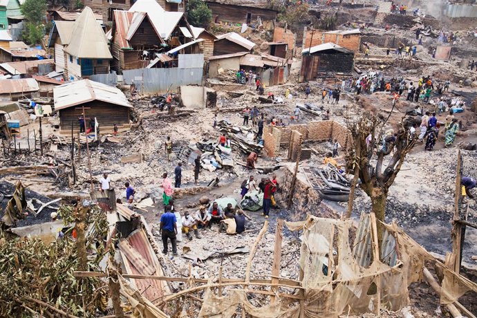BUKAVU, 12 de setembro de 2026  -- Pessoas inspecionam o local de um incêndio em Bukavu, na República Democrática do Congo, em 11 de setembro de 2026. O número de mortos em um incêndio que ocorreu na quinta-feira em Bukavu, capital da província de Kivu do
