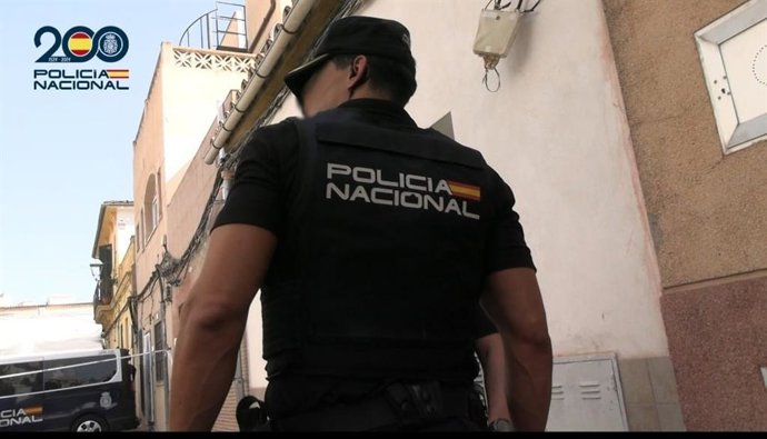 Un agente de la Policía Nacional en Palma.
