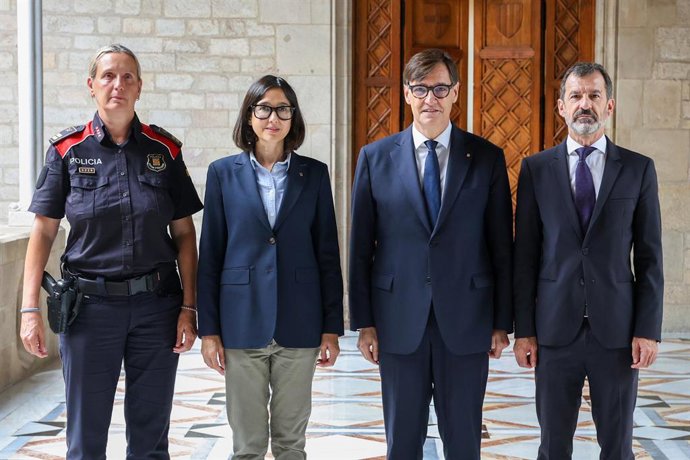 La nova comissaria cap dels Mossos, Silvia Catà, junt amb el president de la Generalitat, Salvador Illa, la consellera d'Interior, Núria Parlon, i el nou director general dels Mossos, Ferran López