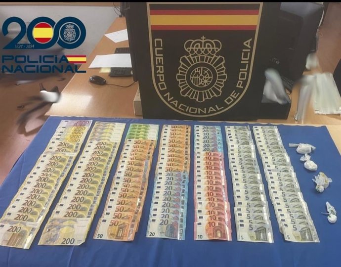 Dinero en efectivo y pequeñas cantidades de drogas incautadas a los dos detenidos.