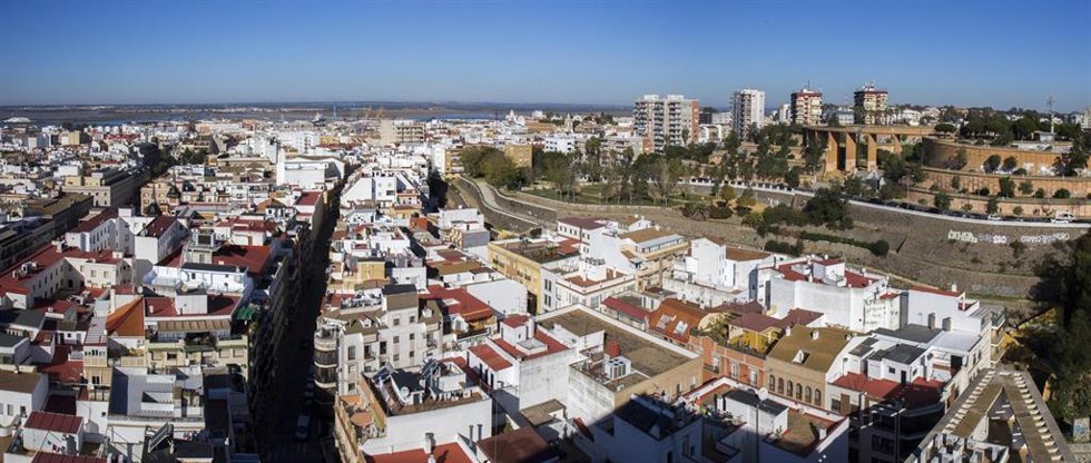 Archivo - Vista aérea de la ciudad de Huelva.