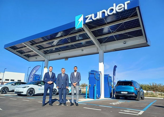 El consejero Juan María Vázquez visitó en noviembre de 2025 junto con el director general de Industria, Energía y Minas, Federico Miralles, la puesta en marcha de los puntos de recarga de la empresa Zunder.