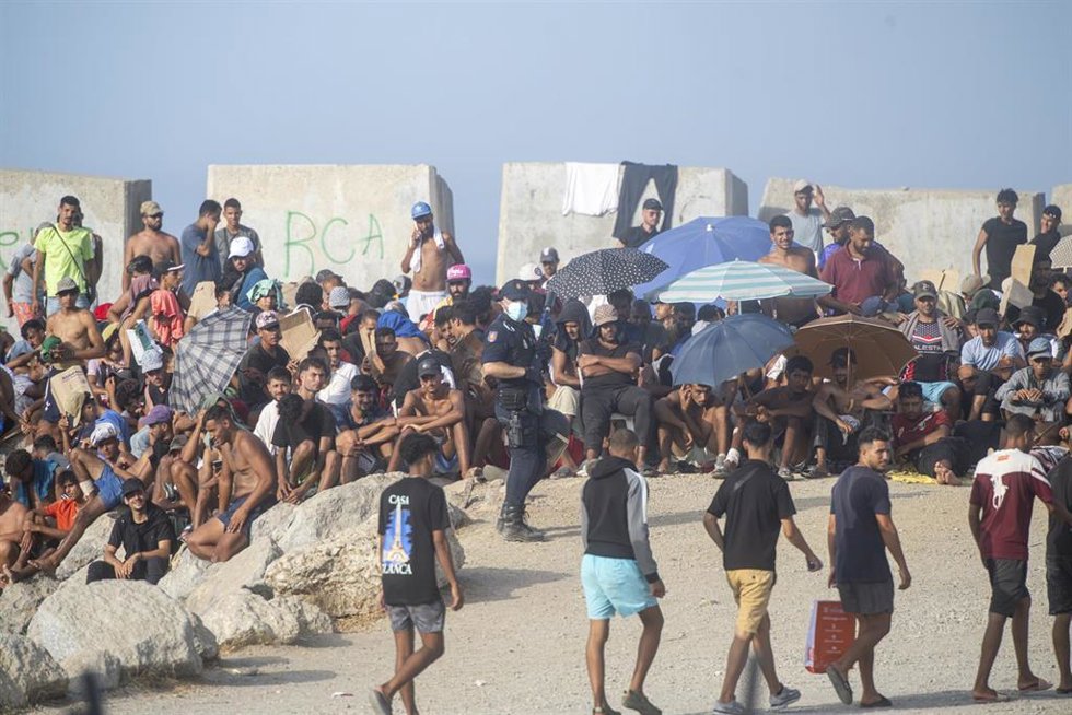 Decenas de migrantes en la playa de El Trampolín, a 7 de septiembre de 2026, en Ceuta (España).