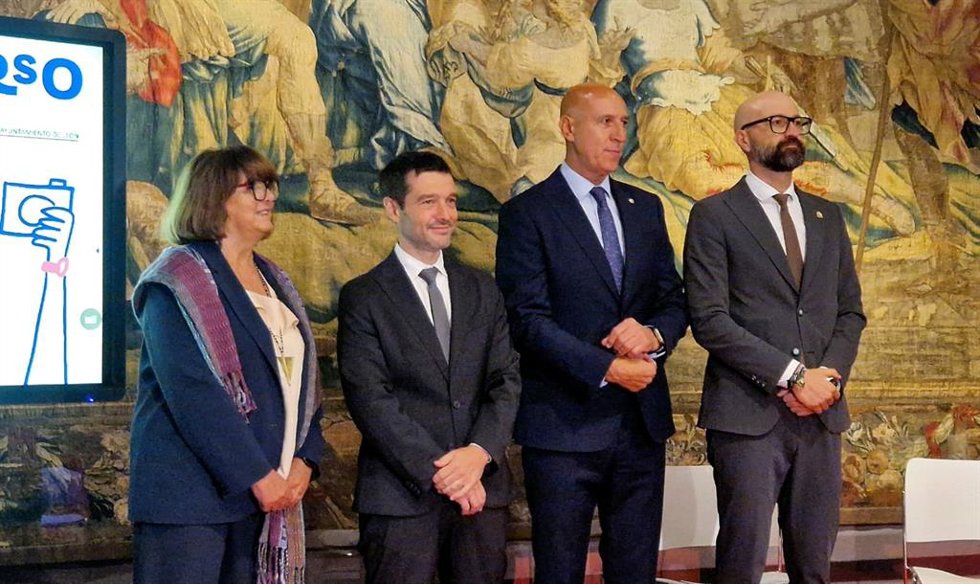 El ministro de Derechos Sociales, Consumo y Agenda 2030, Pablo Bustinduy (centro izquierda), en la presentación el pasado jueves en León de la temporada de viajes del Imserso 2026-2027.