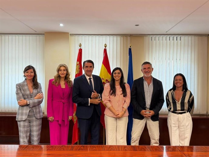 El consejero de Industria, Universidades, Empleo y Comercio, Juan Carlos Suárez-Quiñones, en una reunión de trabajo con representantes de ATA Castilla y León.