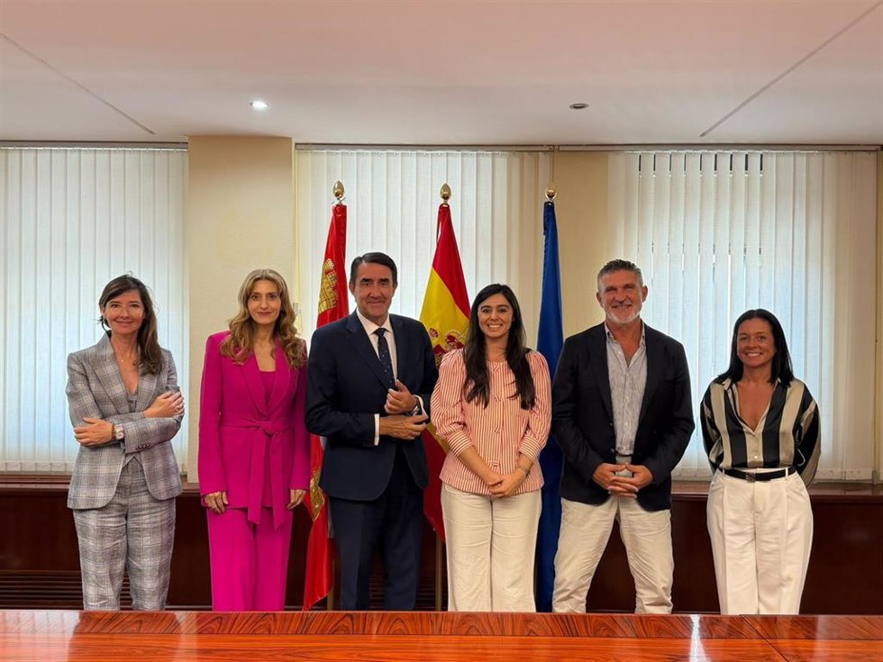 El consejero de Industria, Universidades, Empleo y Comercio, Juan Carlos Suárez-Quiñones, en una reunión de trabajo con representantes de ATA Castilla y León.