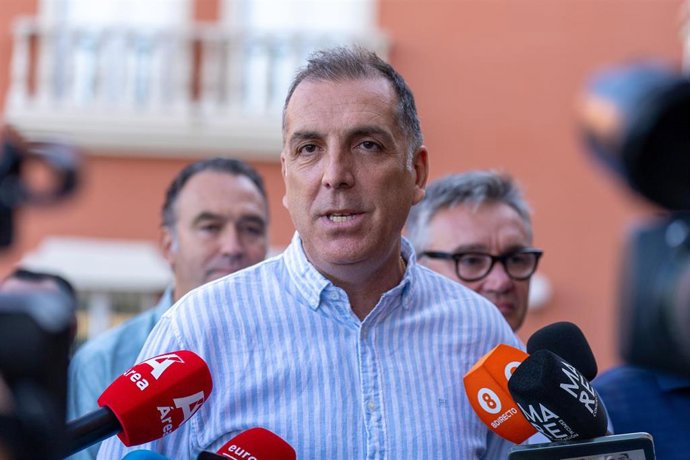 El portavoz nacional de Seguridad de Vox, Samuel Vázquez atiende a los medios tras la reunión mantenida el día de hoy con los representantes de las fuerzas de seguridad del Estado. A 10 de septiembre de 2026 en Algeciras, Cádiz (Andalucía, España). 