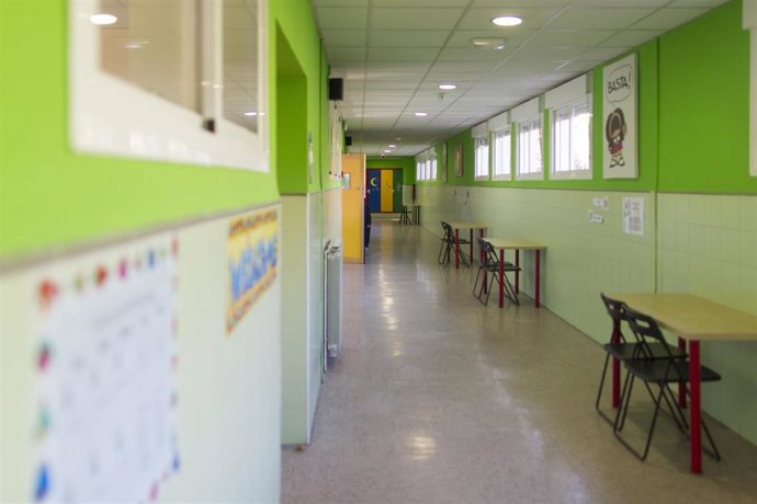 Archivo - Pasillo de un colegio.