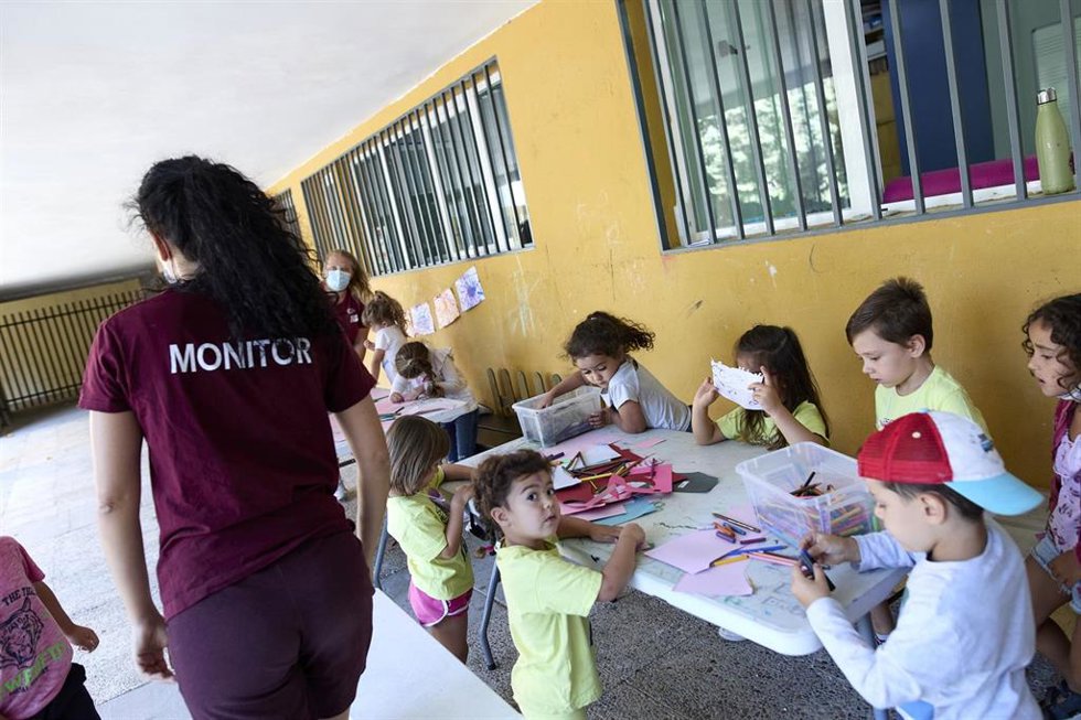 Archivo - Una monitora en un campamento urbano de verano