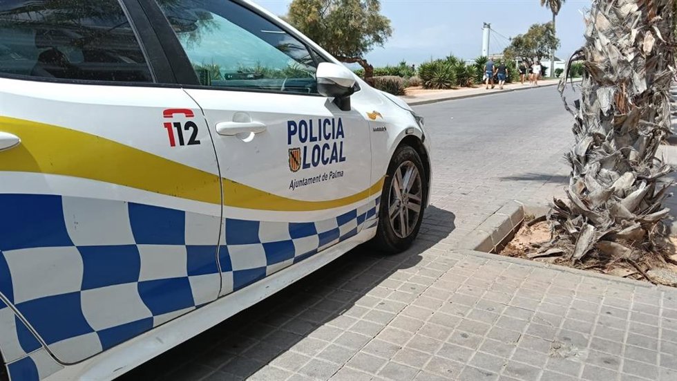 Un coche patrulla de la Policía Local de Palma en la Playa de Palma.