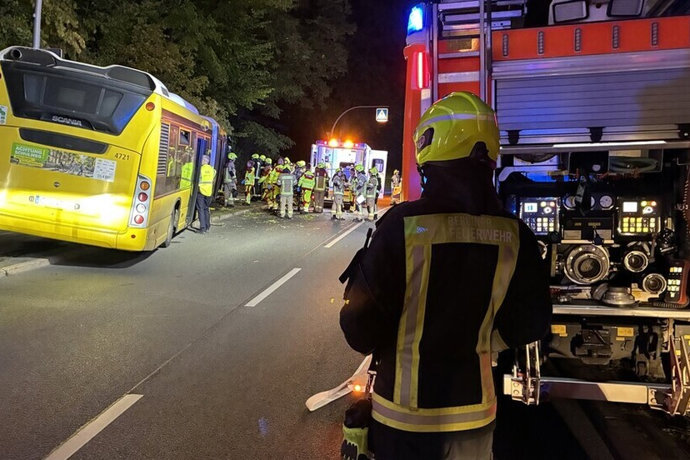 Bomberos tras colisionar un autobús público contra un árbol en la capital de Alemania, Berlín