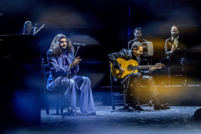 Archivo - El cantaor Israel Fernández durante una actuación en el Teatro Circo Price, en foto de archivo