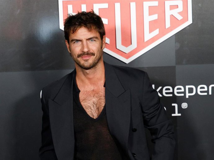 Maxi Iglesias posando en el photocall de Tag Heuer