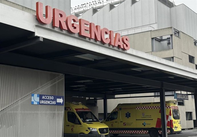 Archivo - Entrada de urgencias del Hospital Clínico Universitario de Valladolid. Ambulancia, hospital, urgencias, Sacyl.