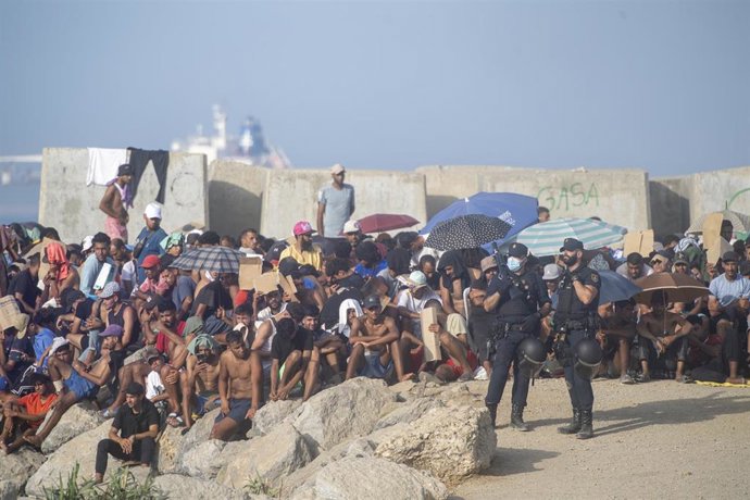 Decenas de migrantes en la playa de El Trampolín, a 7 de septiembre de 2026, en Ceuta (España).