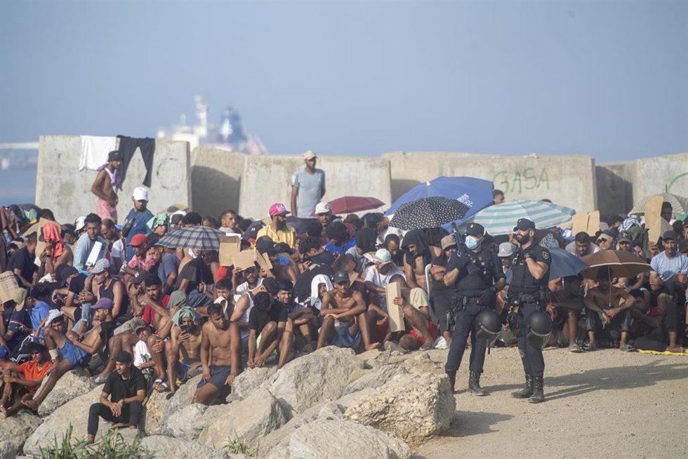 Decenas de migrantes en la playa de El Trampolín, a 7 de septiembre de 2026, en Ceuta (España).
