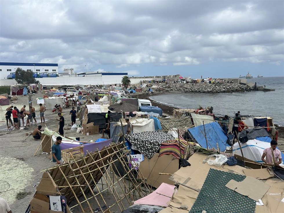 Migrantes en un nuevo asentamiento, en la playa de Benítez, a 12 de septiembre de 2026, en Ceuta (España). Unos cien migrantes han levantado chabolas improvisadas en la playa de Benítez, junto a la planta desaladora que la separa del Trampolín. De momento