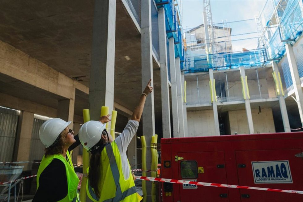 La primera tenienta de alcalde y concejal del distrito de Gràcia, Laia Bonet, en las obras.