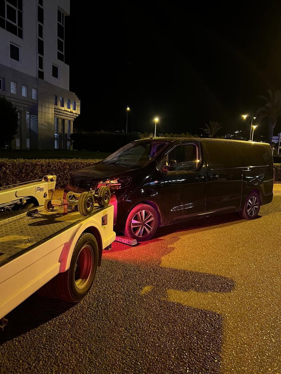 Una grúa retira una furgoneta que transportaba pasajeros de forma irregular