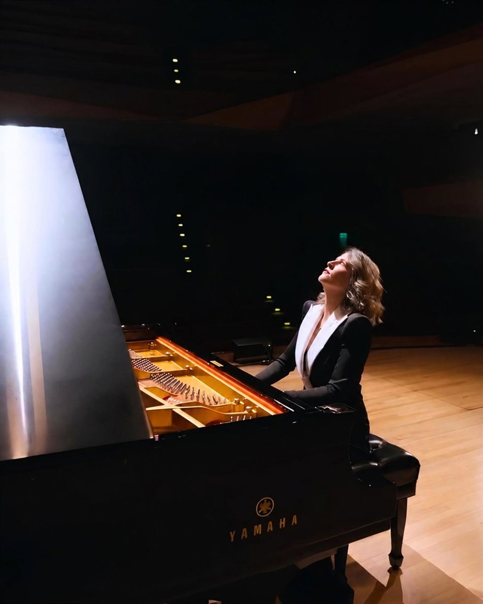La pianista cordobesa María Dolores Gaitán estrena su visión más íntima, poética y expresiva sobre una de las páginas más icónicas del repertorio pianístico: Clair de Lune, de Claude Debussy.