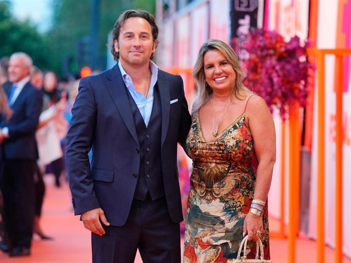 Iker Jiménez y Carmen Porter posando en la alfombra naranja del Festival de la Televisión de Vitoria