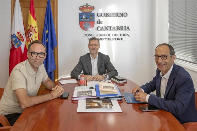 El consejero Martínez Abad recibe al alcalde de Reinosa, Sergio Balbontín
