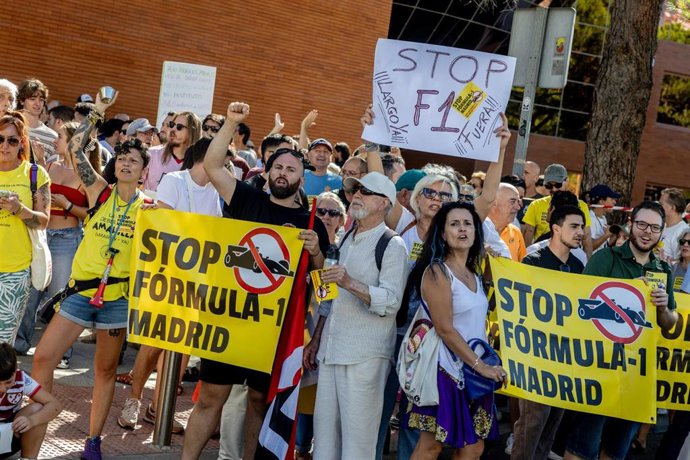 Varias personas con pancartas con el lema 'Stop Fórmula 1 Madrid' durante una concentración para protestar por la celebración del Gran Premio de Fórmula 1 de Madrid, a 13 de septiembre de 2026, en Madrid (España). 