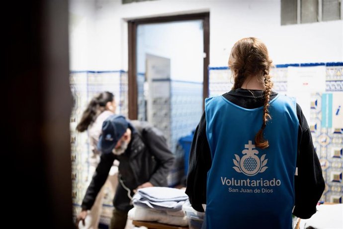 El Centro Acogida de San Juan de Dios de Málaga organiza un mercadillo solidario de antigüedades para personas sin hogar.