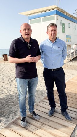 El senador del PSOE de Almería, Antonio Martínez, junto al portavoz socialista en Roquetas de Mar, Rafael Torres.