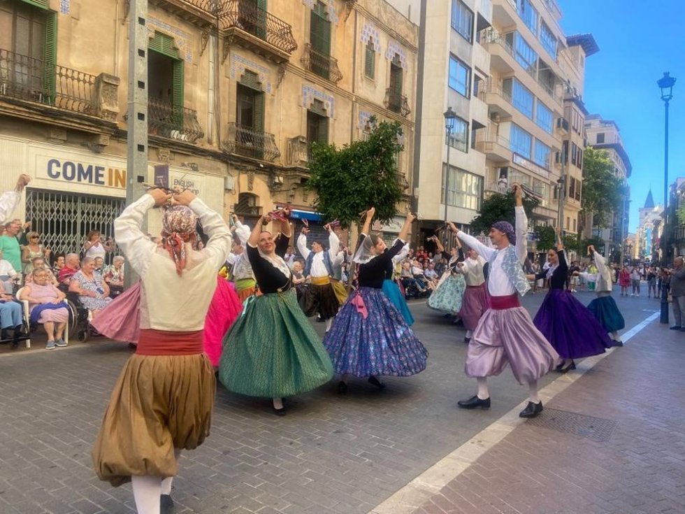 Los usuarios de una residencia de mayores de Palma disfrutan de una muestra de 'ball de bot'