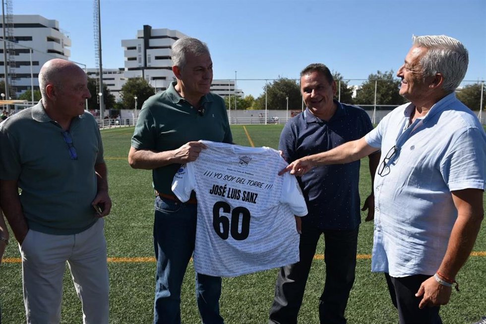 El alcalde de Sevilla, José Luis Sanz, recibe la camiseta del Torreblanca CF