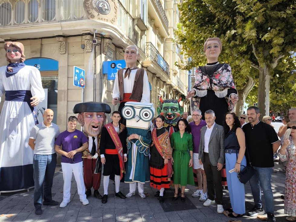 El nuevo cabezudo de Logroño donado por el Ateneo Riojano posa con parte de la comparsa y autoridades