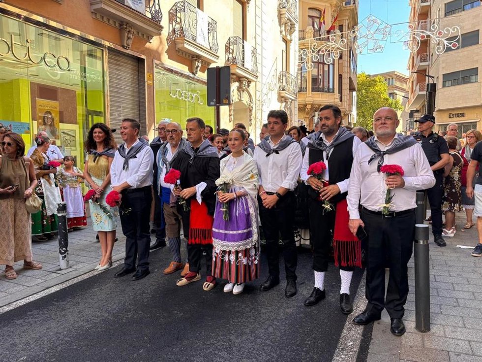 Cerca de 30.000 personas participan en la ofrenda floral a la Virgen de Los Llanos en Albacete
