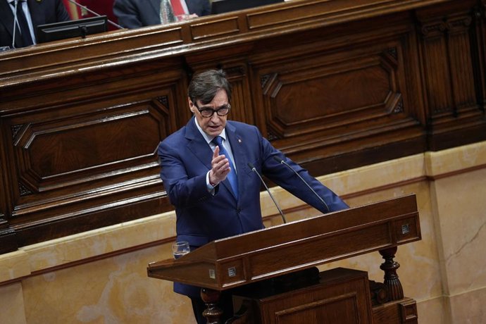 Archivo - Arxivo - El president de la Generalitat, Salvador Illa, intervé durant una sessió plenària, en el Parlament de Catalunya.