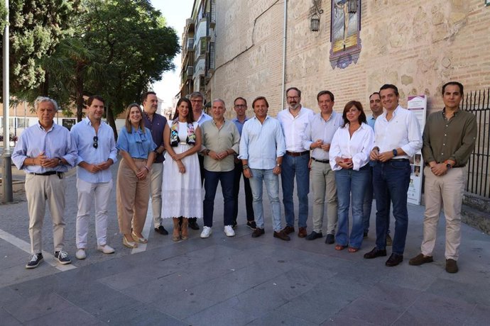 El secretario general del PP de Andalucía, Antonio Repullo, y el vicesecretario de Coordinación Autonómica y Local y Análisis Electoral, Elías Bendodo, en una reunión con alcaldes y portavoces de municipios de Córdoba.