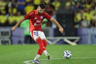 Futbol, Brasil vs Chile. Eliminatorias al mundial de la Fifa 2026. El jugador de la seleccion Chilena, Ben Brereton, domina el balón previo al partido clasificatorio al mundial de 2026 contra la seleccion de Brasil realizado en el estadio Maracana en Rio