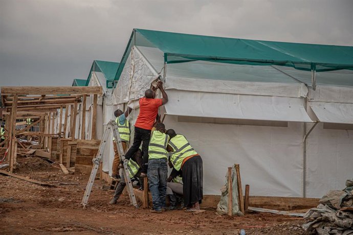 Archivo - Fotografía de archivo de trabajadores en un centro de tratamiento del ébola en Beni en el este de República Democrática del Congo (RDC)