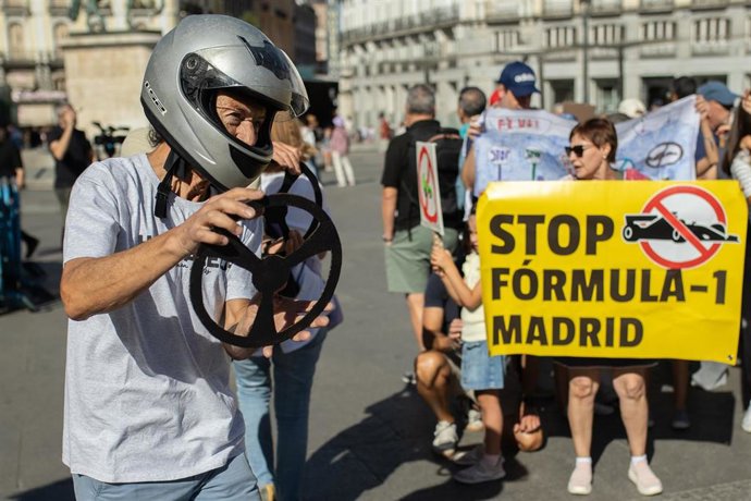 Archivo - Una persona durante un acto contra la construcción del circuito urbano de Fórmula 1 en Madrid, en la Puerta del Sol, a 14 de septiembre de 2025, en Madrid (España). 